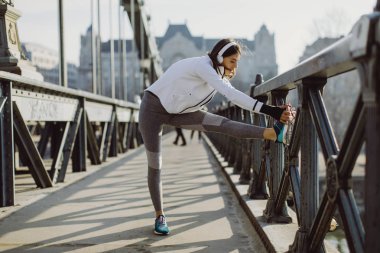 Genç sporcumuz uzanan ve açık çalıştırılmaya hazırlanıyor