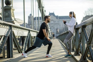 Genç yakışıklı çift eğitim kentsel çevre güneşli gün var