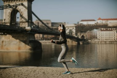 Budapeşte, Macaristan için sahildeki çalışan genç ve güzel kadın atlet