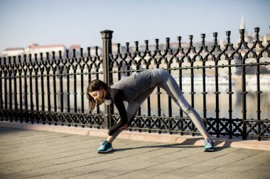 Genç ve güzel kadın uygulamaları açık koşu sonra germe, görüntüleme