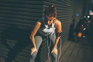 Çekici genç kadın atlet açık havada koşu sonra mola