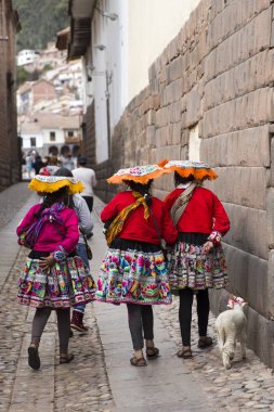 Cusco, Peru - 1 Ocak 2018: Cusco, Peru Caddesi'nde kimliği belirsiz kadın. Tüm şehir Cusco 1983 yılında UNESCO Dünya Miras Listesi tayin edilen.