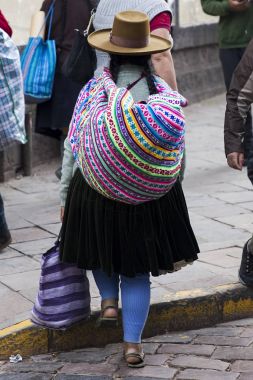 Cusco, Peru - 5 Ocak 2018: Cusco, Peru Caddesi'nde kimliği belirsiz bir kadın. Tüm şehir Cusco 1983 yılında UNESCO Dünya Miras Listesi tayin edilen.