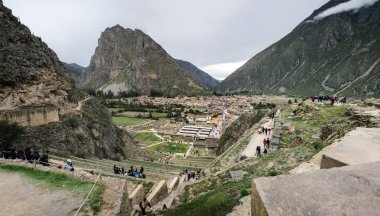 Ollantaytambo Peru devasa kutsal manzaraya