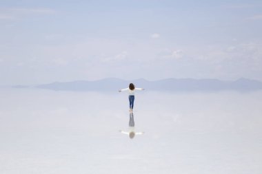 Salar de uyuni genç kadına tuz düz Bolivya