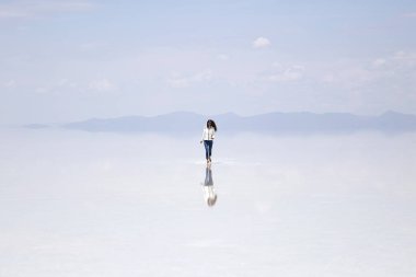 Salar de uyuni genç kadına tuz düz Bolivya