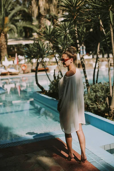 Mujer Bonita Pie Junto Piscina Disfrutando Del Sol —  Fotos de Stock