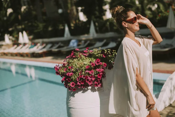 Bonita Joven Pie Junto Piscina Disfrutando Del Sol — Foto de Stock