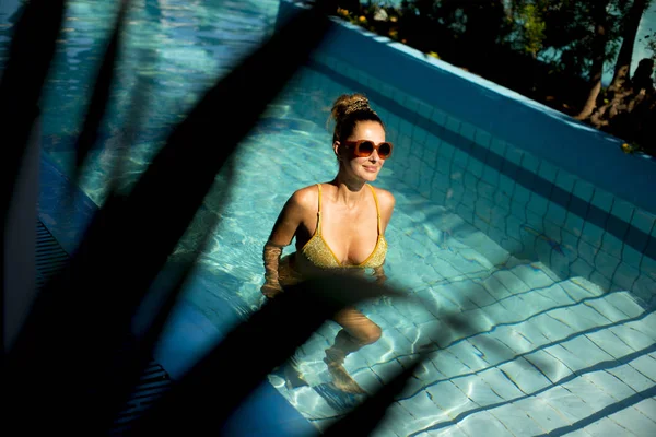 Mujer Joven Bonita Parada Junto Piscina —  Fotos de Stock