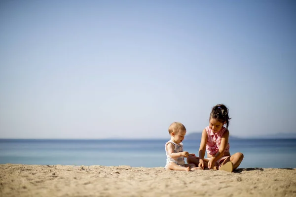 Söta Små Systrar Sitter Strand Sommaren — Stockfoto