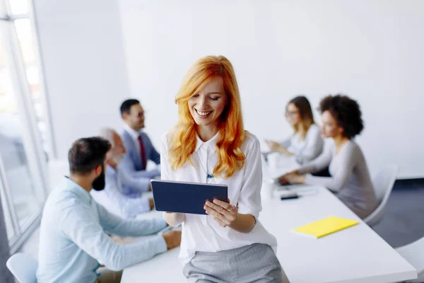 Jolie Jeune Femme Rousse Utilisant Une Tablette Numérique Dans Bureau — Photo