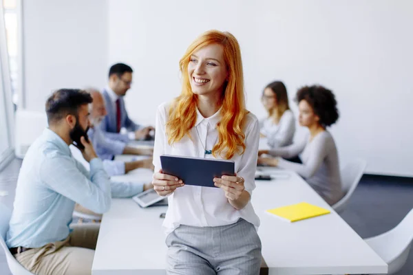 Mujer Pelo Rojo Bastante Joven Usando Tableta Digital Oficina Moderna —  Fotos de Stock