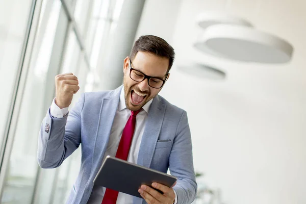 Retrato Jovem Empresário Com Tablet Digital Escritório — Fotografia de Stock