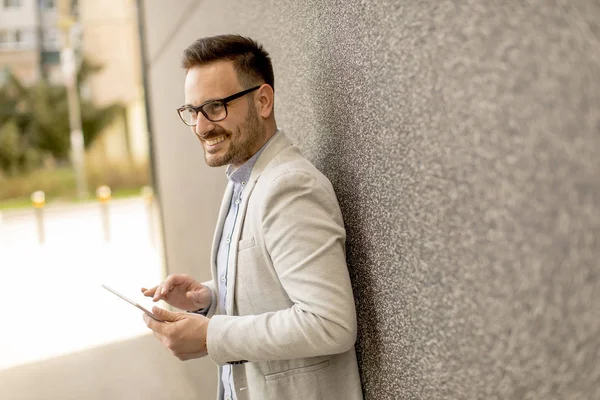 Joven Hombre Negocios Guapo Con Tableta Digital Por Pared Gris — Foto de Stock