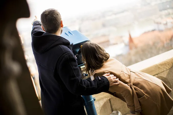 Couple Amoureux Étreint Dans Quartier Historique Budapest Hongrie — Photo