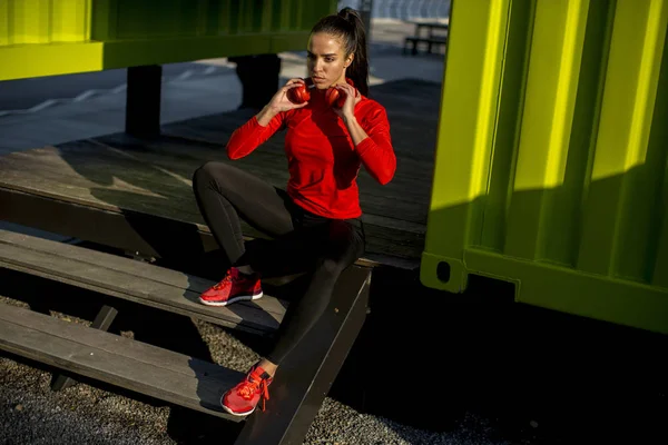 Mooie Jonge Vrouw Met Pauze Muziek Luisteren Tijdens Het Trainen — Stockfoto