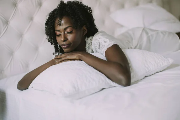 African American Woman White Lying Bed — Stock Photo, Image