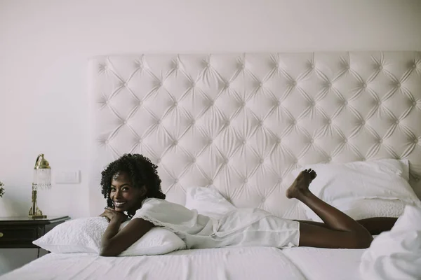 African American Kobieta Biały Leżącą Łóżku — Zdjęcie stockowe