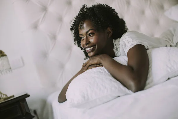 African American Kobieta Biały Leżącą Łóżku — Zdjęcie stockowe