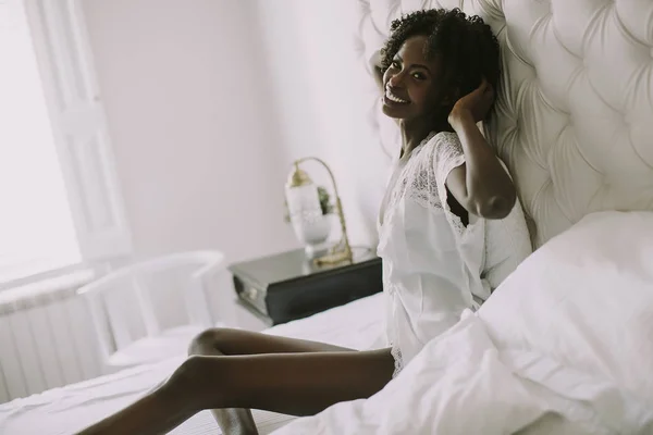 Dość Młoda African American Kobieta Biały Leżącą Łóżku — Zdjęcie stockowe