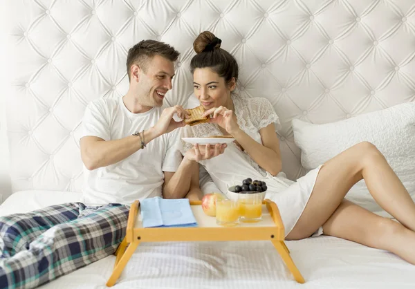 Jonge Verliefde Paar Ontbijten Bed — Stockfoto