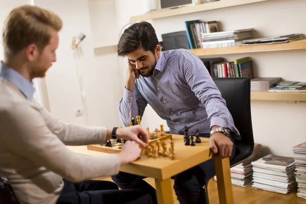 Zwei Junge Männer Spielen Schach Zimmer — Stockfoto