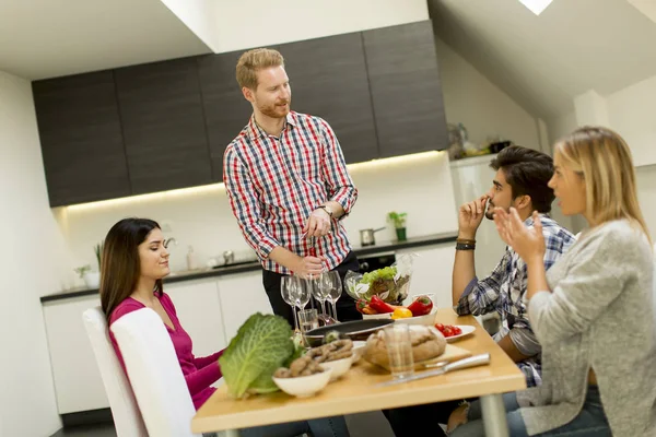 Grupo Jóvenes Bebiendo Vino Tinto Junto Mesa Habitación — Foto de Stock