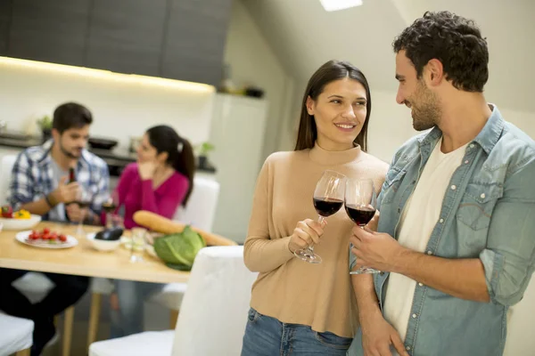 Ungt Par Skålar Med Glas Rött Vin — Stockfoto