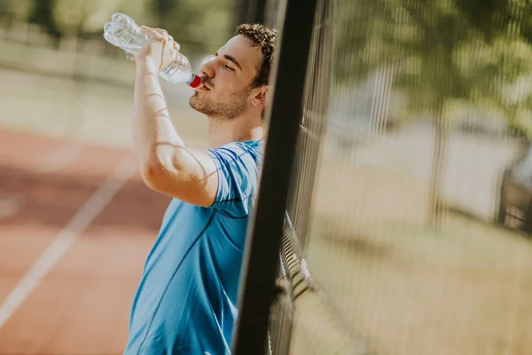 Bello Yung Man Bere Acqua Dalla Bottiglia All Aperto — Foto Stock