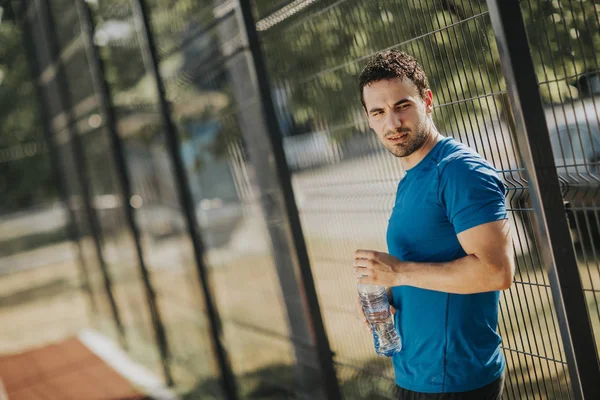 Bello Yung Man Bere Acqua Dalla Bottiglia All Aperto — Foto Stock