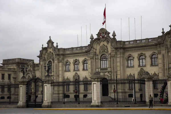Lima, Peru - 29 Aralık 2017: Lima, Peru için Cumhurbaşkanlığı Sarayı tanımlanamayan Muhafızlar. Bu Barok Revival 1938 yılında açıldı.