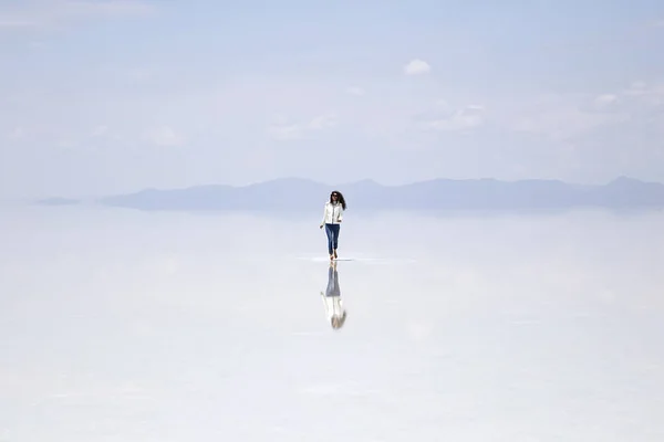 Junge Frau Salar Uyuni Salzwasserwohnung Bolivien — Stockfoto