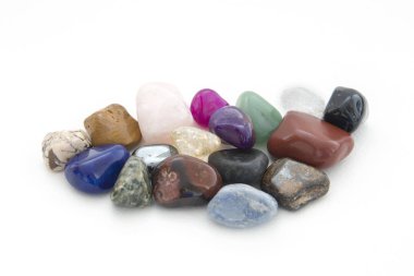 Grup beyaz arka plan üzerinde çeşitli minerallerin