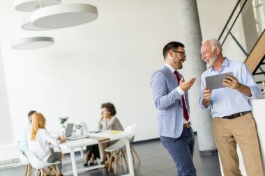 Office dijital tablet ile işadamları portresi
