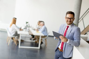 Office dijital tablet ile genç işadamı portresi