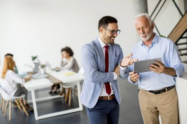Office dijital tablet ile işadamları portresi