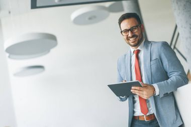 Office dijital tablet ile genç işadamı portresi