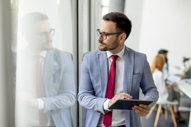 Office dijital tablet ile genç işadamı portresi