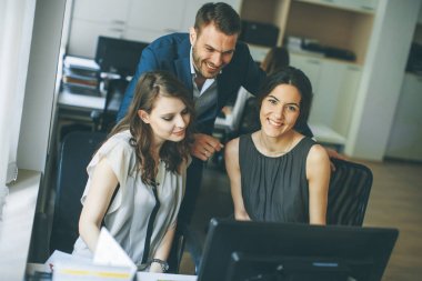 Modern ofisinde çalışan genç insanlar