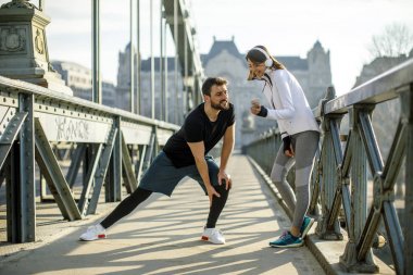 Genç yakışıklı çift eğitim kentsel çevre güneşli gün var