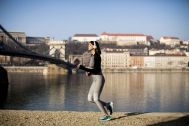 Budapeşte, Macaristan için sahildeki çalışan genç ve güzel kadın atlet