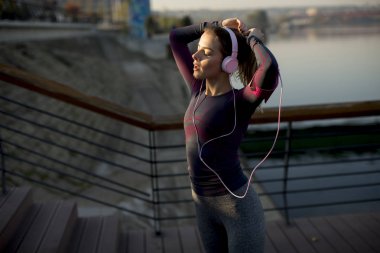 Çekici kadın atlet açık havada koşu sonra mola