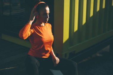 Molası verdikten ve müzik eğitimi sırasında genç ve güzel kadın