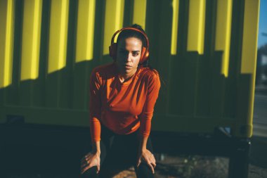 Çekici kadın atlet açık havada koşu sonra mola