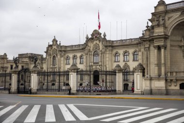Lima, Peru - 29 Aralık 2017: Lima, Peru için Cumhurbaşkanlığı Sarayı Muhafızlar olarak değiştirilmesi. Bu Barok Revival 1938 yılında açıldı.