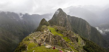 Machu Picchu, Peru, 3 Ocak 2018: Kimliği belirsiz kişi Machu Picchu, Peru eski Inca kalesi kalıntıları. Neredeyse 2500 turist Machu Picchu her gün ziyaret.