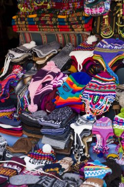Copacabana, Bolivya sokak piyasada geleneksel el işi ürünler