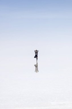 Salar de uyuni adlı genç adam tuz düz Bolivya