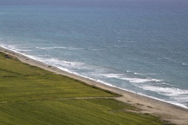 Kıbrıs'taki Kourion Plajı'nda yüksek açılı görünüş
