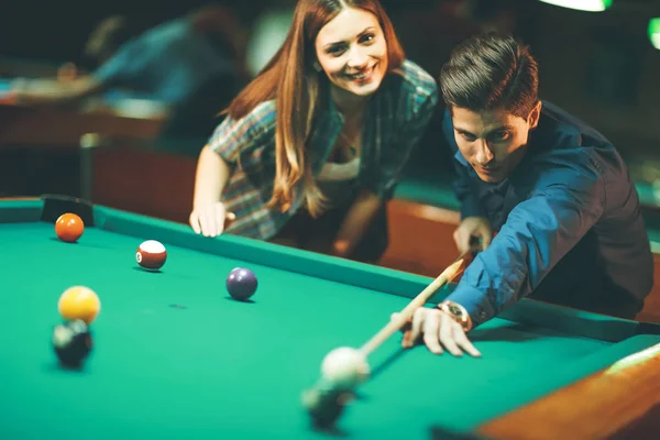 Giovane Coppia Che Gioca Biliardo Nel Bar — Foto Stock